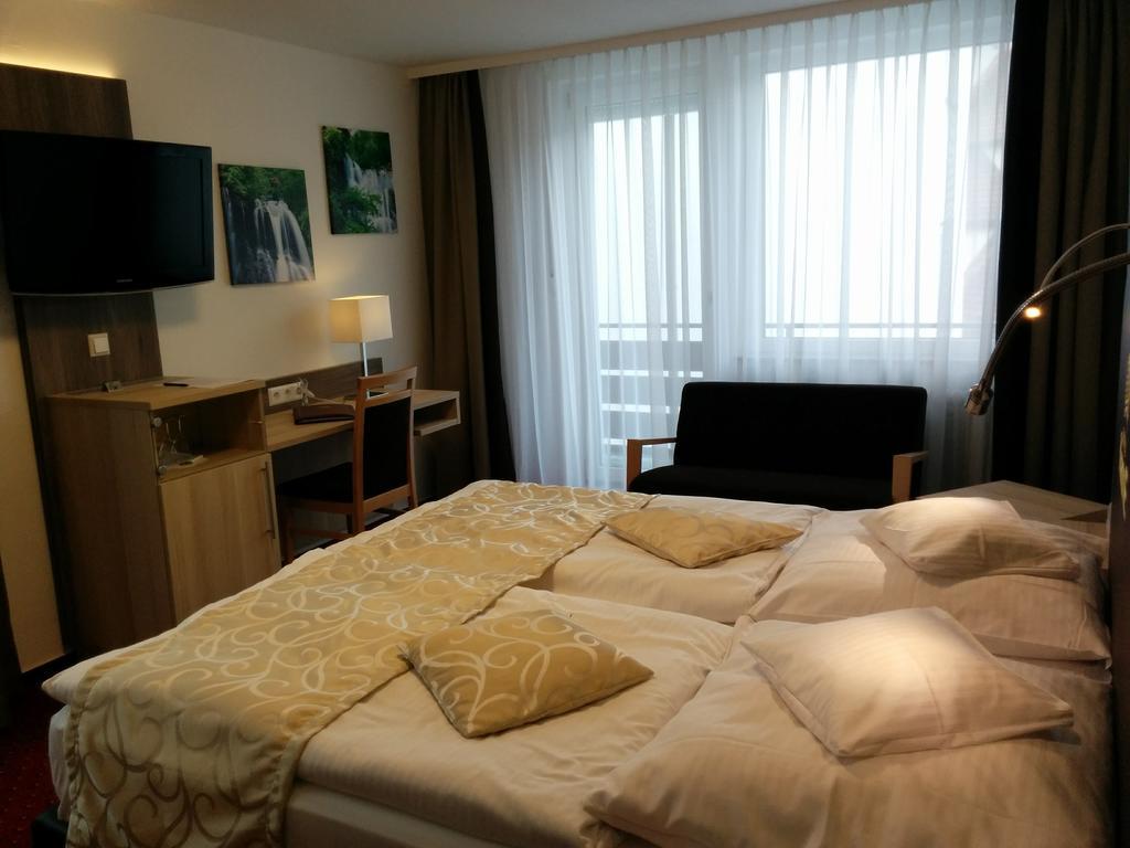 Wellness Hotel Garni Krone 拜尔斯布龙 外观 照片